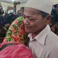 Pembakar miskin pembakar lahan bebas di Pengadilan Negeri Pekanbaru dan langsung memeluk istrinya. (Liputan6.com/M Syukur)