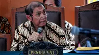 Ekspresi mantan Dirjen Pajak Hadi Poernomo ketika membacakan kesimpulannya dalam sidang praperadilan terhadap KPK di Pengadilan Negeri Jakarta Selatan, Senin (25/5/2015). (Liputan6.com/Yoppy Renato)