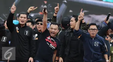 Anang Hermansyah (tengah), Eko Patrio (kanan) dan Virzha (kiri) saat tampil dalam Kampanye Akbar Satukan Jakarta di kawasan Kuningan, Jakarta, Sabtu (11/2). (Liputan6.com/Herman Zakharia)