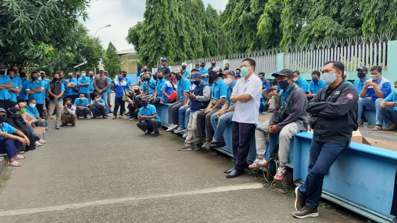 Ratusan Buruh di Depok Mogok Kerja