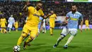 Striker Juventus, Gonzalo Higuain berusaha melewati striker SPAL, Mirco Antenucci pada laga Serie A Italia di Stadion Paolo Mazza, Ferrara, Sabtu (17/3/2018). SPAL bermain imbang 0-0 dengan Juventus. (AFP/Miguel Medina)