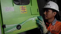 Petugas PLN melakukan pengecekan trafo secara rutin di Istana Bogor, Jawa Barat, Rabu (4/3/2015). PLN area Bogor berencana menambah dua penyulang dengan kapasitas 20KV untuk mendukung kinerja Presiden Joko Widodo.(Liputan6.com/Andrian M Tunay)