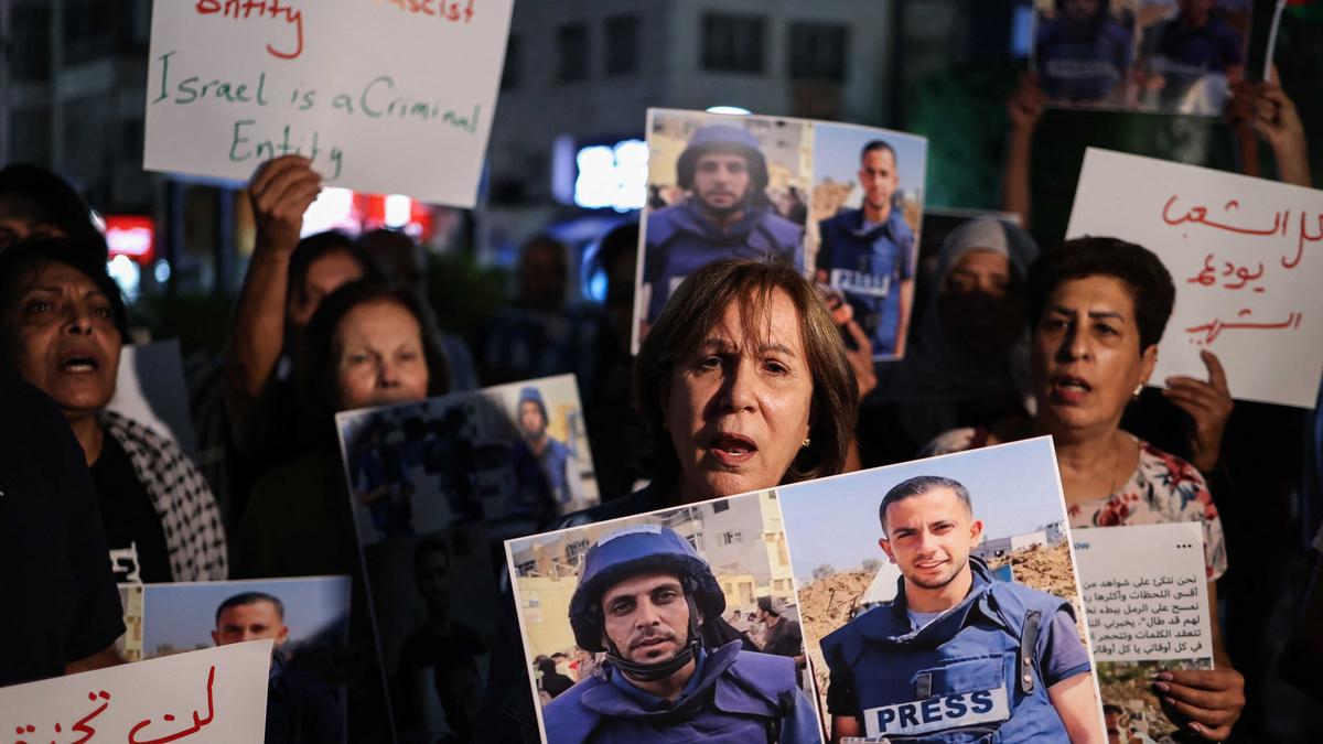 Menggema, Aksi Unjuk Rasa Kecam Serangan Israel yang Tewaskan Jurnalis Al Jazeera di Gaza