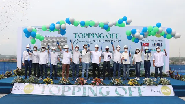 Jajaran Direksi dan Manajemen Kawan Lama Group, Sinar Mas Land, dan Total Bangun Persada secara simbolis melaksanakan prosesi pelepasan balon di acara seremoni Topping Off Mall Living World Kota Wisata.