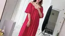 Shanju pun tampil anggun dengan off sholuder dress merah menyala dipadu dengan sandal. Gaya ini bisa menginspirasi jika berlibur ke Bali loh. @shanju