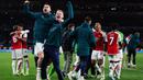 Sejumlah pemain Arsenal merayakan kemenangan atas Porto pada laga leg kedua 16 besar Liga Champions 2023/2024 di Emirates Stadium, London, Inggris, Rabu (13/03/2024). (AFP/Adrian Dennis)