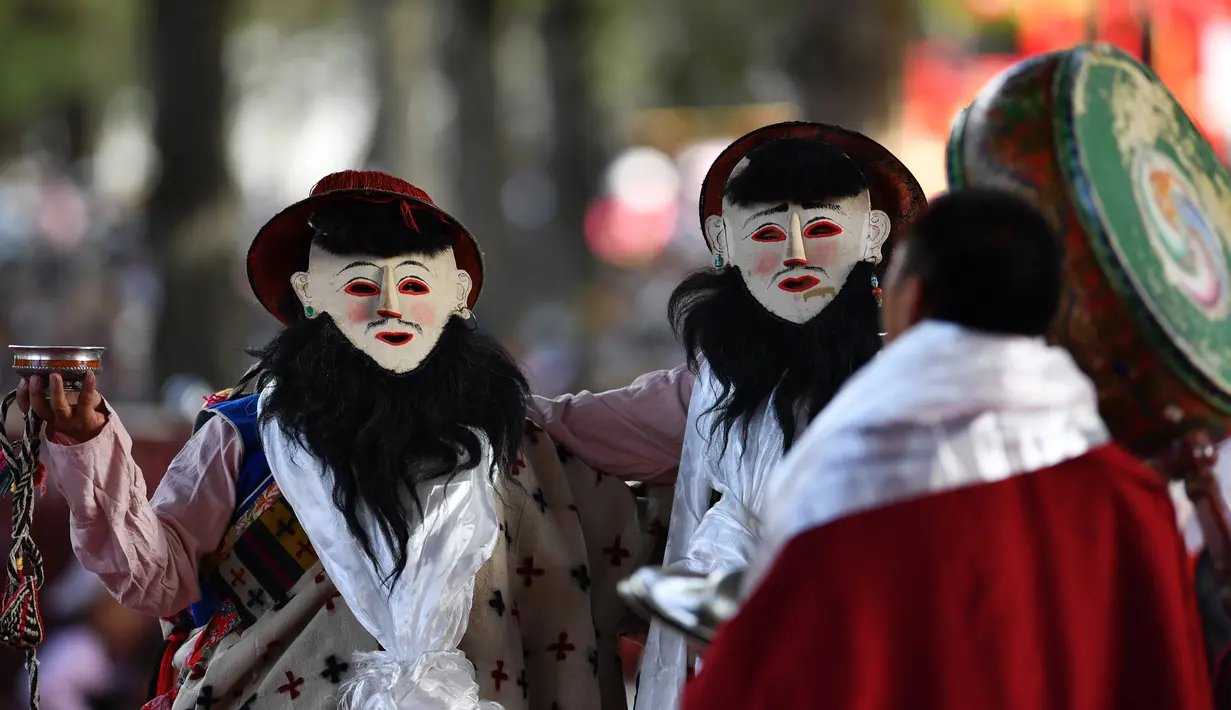 Para biksu Buddha yang mengenakan topeng tampil dalam acara tarian Cham tahunan untuk berdoa agar mendapatkan panen yang baik dan kehidupan yang damai di Biara Tashilhunpo di Xigaze, Daerah Otonom Tibet, China barat daya, 22 September 2020. (Xinhua/Chogo)