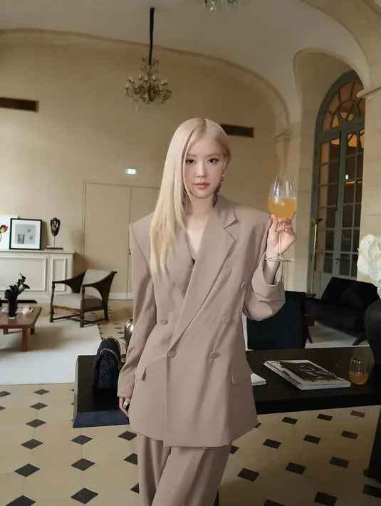 Saat menjadi juri dari acara ANDAM Fashion Awards, Rose BLACKPINK memilih tampilan yang lebih formal dengan blazer. [Foto: Instagram/roses_are_rosie]