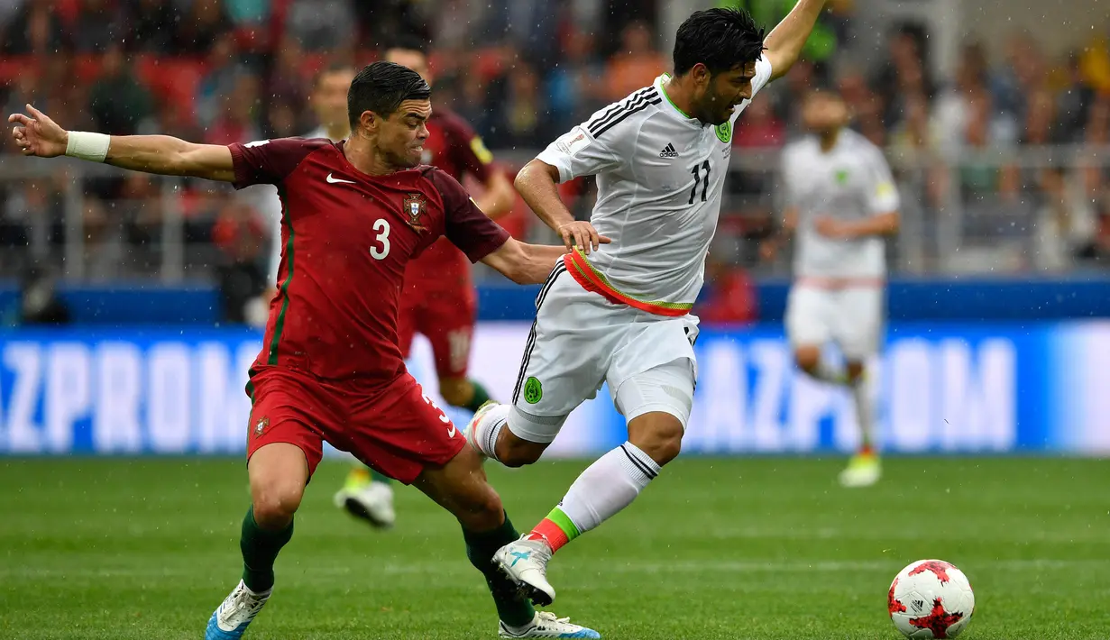 Gelandang Meksiko, Carlos Vela, berebut bola dengan bek Portugal, Pepe, pada laga perebutan tempat ketiga Piala Konfederasi di Stadion Spartak, Moskow, Minggu (2/7/2017). Portugal menang 2-1 atas Meksiko. (AFP/Alexander Nemenov)