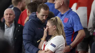 Pemain Inggris Harry Kane memeluk istrinya Katie Goodland atau Kate pada akhir pertandingan final Euro 2020 antara Inggris dan Italia di Stadion Wembley, London, Inggris, Minggu (11/7/2021). Italia mengalahkan Inggris 3-2 dalam adu penalti. (Carl Recine/Pool Photo via AP)