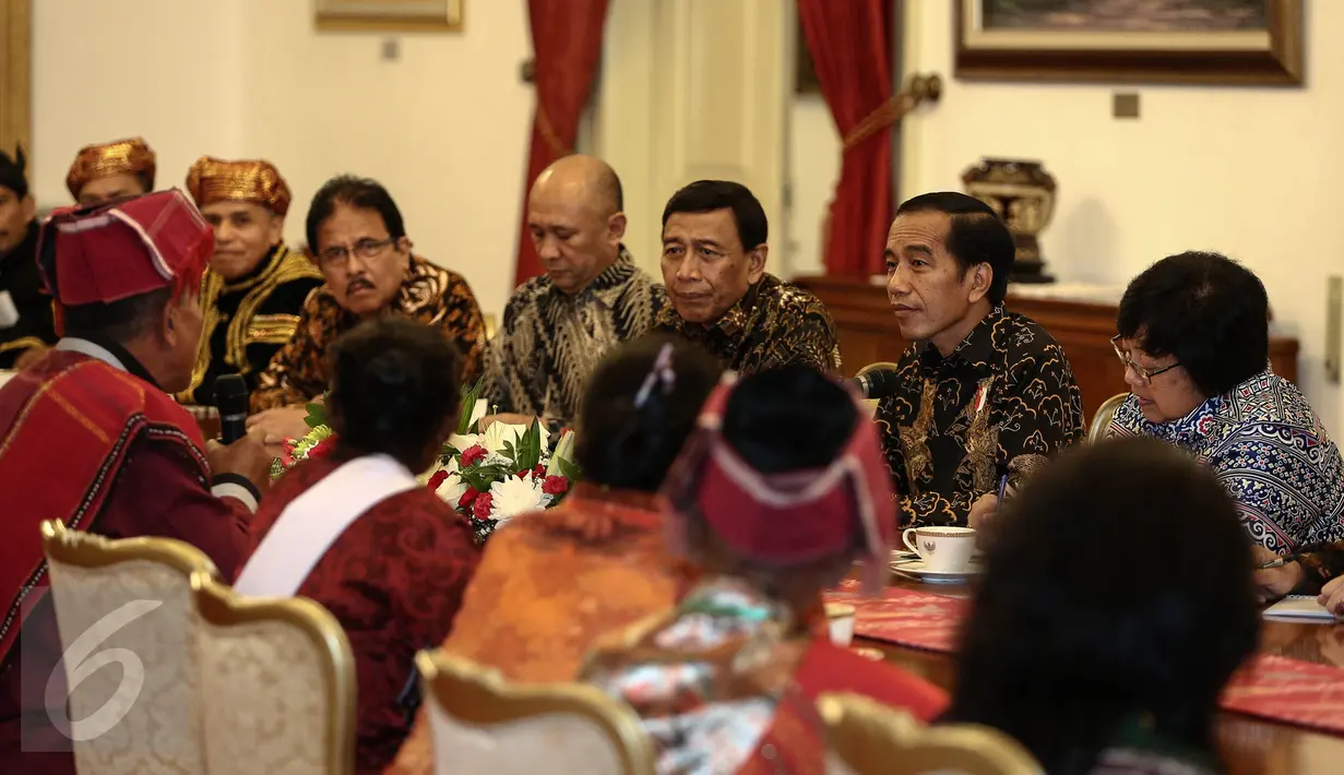 Presiden Jokowi berdialog sambil minum teh bersama para pemangku adat usai pencanangan pengakuan Hutan Adat di Istana Negara, Jakarta, Jumat (30/12). Jokowi memberikan surat pengakuan hutan adat kepada para pemangku adat. (Liputan6.com/Faizal Fanani)