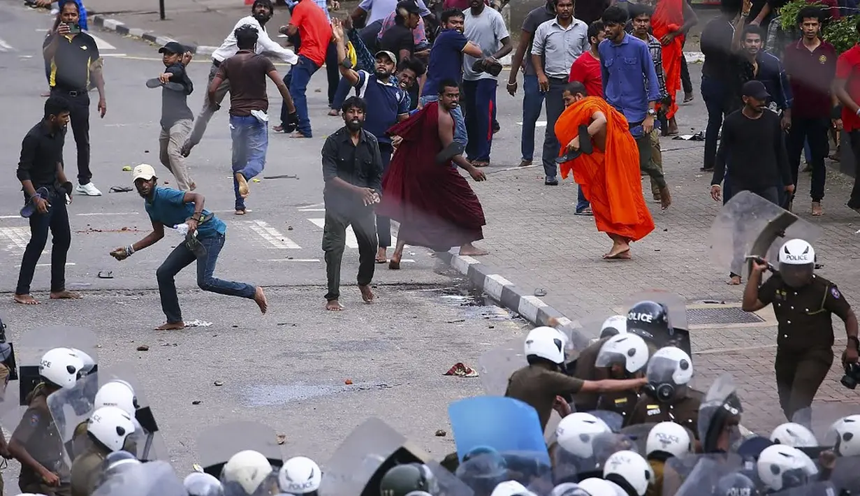 <p>Polisi bentrok dengan demonstran antipemerintah serta mahasiswa saat protes menuntut pembebasan pemimpin mahasiswa dan menentang privatisasi pendidikan serta kesehatan di Kolombo, Sri Lanka, Rabu (7/6/2023). (AFP)</p>