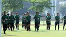 Pemain Timnas Indonesia U-19 berlari kecil jelang latihan di Lapangan B Kompleks GBK, Jakarta, Selasa (18/9). Latihan ini persiapan  PSSI Anniversary Cup U-19 dan Piala AFC U19. (Liputan6.com/Helmi Fithriansyah)