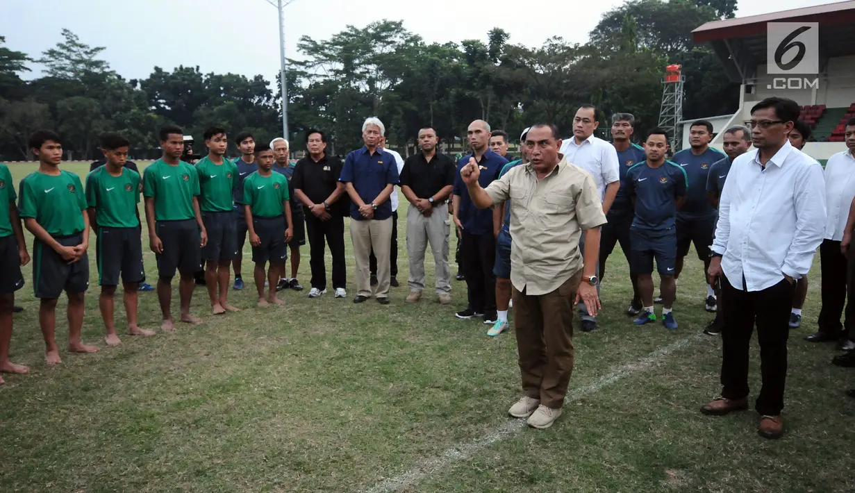 Ketua Umum PSSI, Edy Rahmayadi (baju coklat) memberi nasehat kepada Timnas Indonesia U-16 usai latihan terakhir di Lapangan Atang Sutresna, Jakarta, Kamis (6/7). Timnas U-16 akan berlaga di Piala AFF U-15 Thailand. (Liputan6.com/Helmi Fithriansyah)