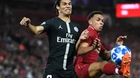 Bek Liverpool, Trent Alexander-Arnold, mengamankan bola dari striker PSG, Edinson Cavani, pada laga Liga Champions di Stadion Anfield, Liverpool, Selasa (18/9/2018). Liverpool menang 3-2 atas PSG. (AFP/Paul Ellis)