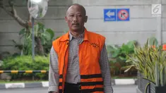 Kepala Bidang (Kabid) Pendidikan Dasar di Dinas Pendidikan di Kabupaten Klaten Bambang Teguh Satya tiba akan menjalani pemeriksaan di gedung KPK, Jakarta, Jumat (21/12). Bambang diperiksa sebagai tersangka. (Merdeka.com/Dwi Narwoko)