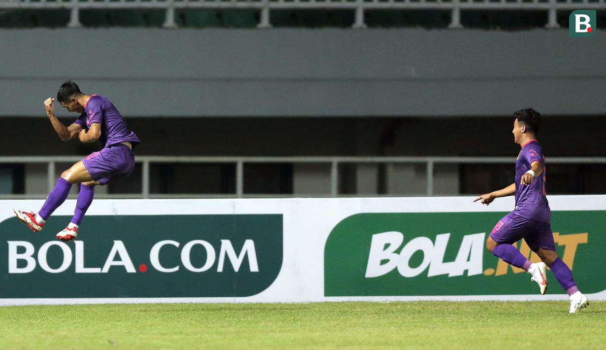 Selebrasi gelandang Persik Kediri, Ady Eko Jayanto (kiri) usai menjebol gawang Borneo FC dalam laga pekan kedua BRI Liga 1 2021/2022 di Stadion Pakansari, Bogor, Jumat (10/9/2021). Persik menang 1-0. (Foto: Bola.com/Ikhwan Yanuar)