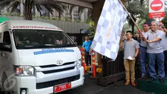 Direktur utama BSM Agus Sudiarto melepas keberangkatan penumpang mudik disabilitas pada acara gelar mudik Bank Syariah Mandiri (BSM) bersama disabilitas di Gedung Mandiri, Jakarta, Sabtu (2/7). (Liputan6.com/Faizal Fanani)