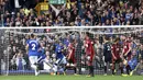 Striker Everton, Oumar Niasse, melakukan selebrasi usai mencetak gol ke gawang Bournemouth pada Premier League, di Stadion Goodison Park, Sabtu (23/9/2017). Everton menang 2-1 atas Bournemouth. (AP/Barrington Coombs)