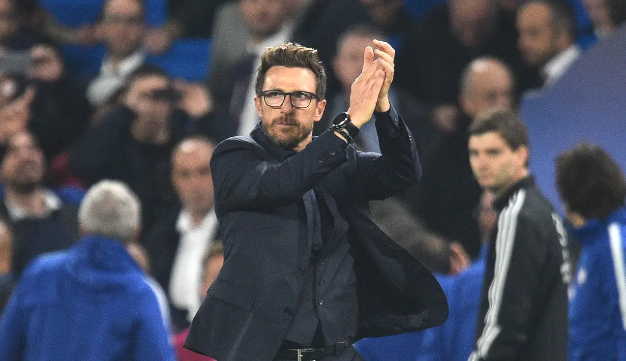 Pelatih AS Roma, Eusebio Di Francesco, memberikan aplaus usai pertandingan melawan Chelsea pada laga Liga Champions di Stadion Stamford Bridge, Kamis (19/10/2017). Chelsea bermain imbang 3-3 dengan AS Roma. (AP/Glyn Kirk)