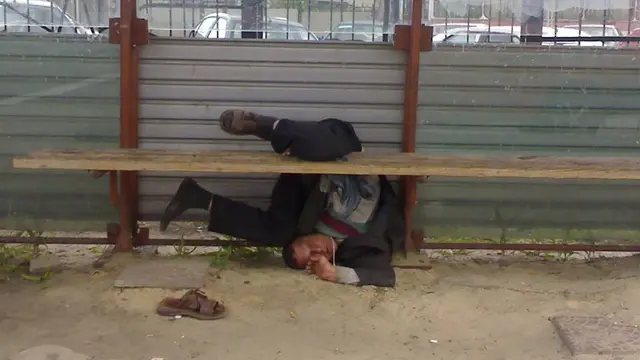 9 Potret Kelakuan Orang Tidur Tak Tahu Tempat, Bikin Ketawa Ngakak