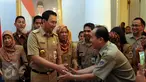 Rombongan Pegawai Negeri Sipil (PNS) tampak berkunjung ke Balai Kota, Jakarta, Rabu (22/7/2015). Mereka melakukan halal bihalal dengan Gubernur DKI Jakarta Basuki T Purnama.(Liputan6.com/JohanTallo)