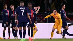 Bek Barcelona, Andreas Christensen (kedua kanan) melakukan selebrasi setelah mencetak gol ketiga timnya saat pertandingan sepak bola leg pertama perempat final Liga Champions melawan Paris Saint-Germain (PSG) di Stadion Parc des Princes, Paris pada 10 April 2024. (Miguel MEDINA/AFP)