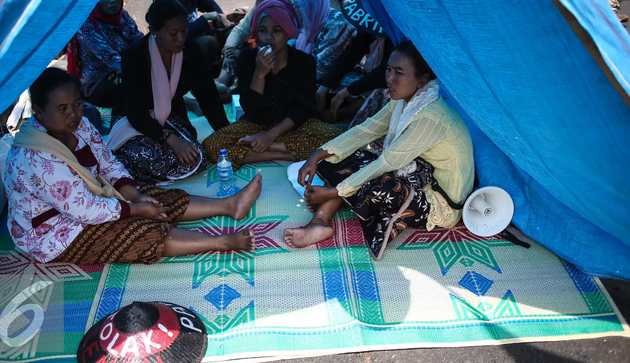 Sejumlah petani menggelar tenda di depan Istana Merdeka, Jakarta, Kamis (28/7). Aksi lanjutan tersebut sebagai penolakan terhadap tambang dan pabrik semen di Pegunungan Kendeng, Jateng. (Liputan6.com/Faizal Fanani)