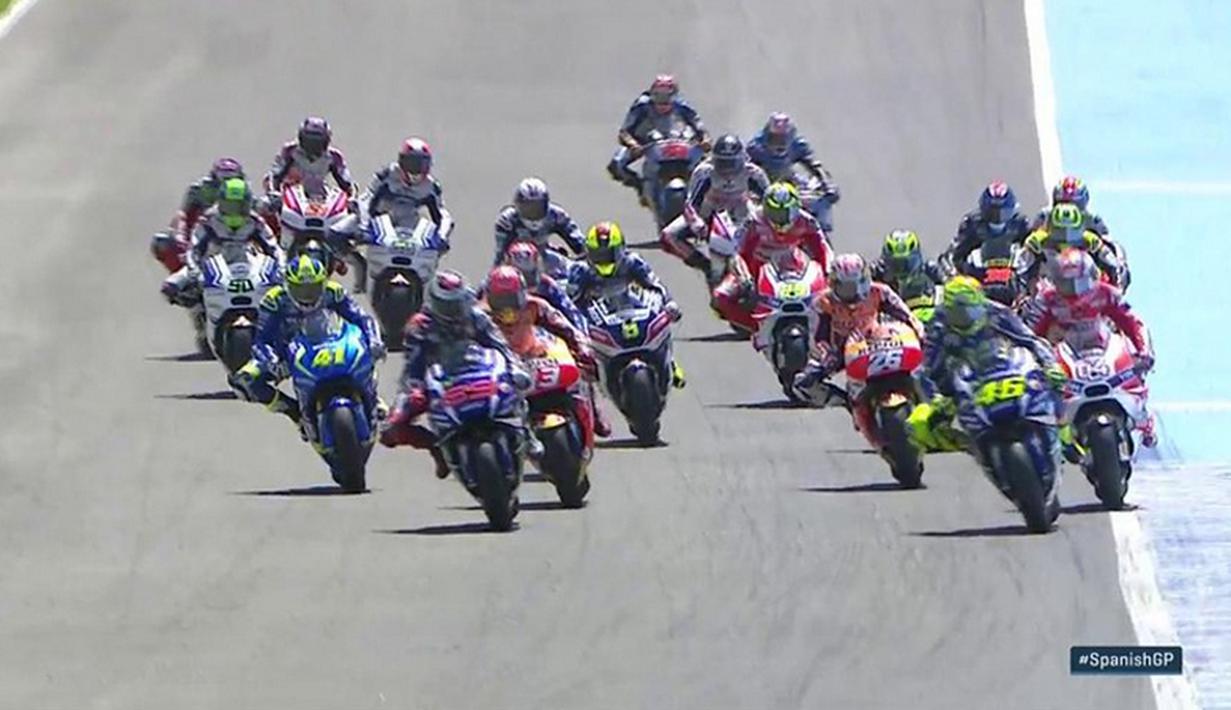 Pebalap Movistar Yamaha, Valentino Rossi, memimpin sejak start balapan MotoGP Jerez di Sirkuit Jerez, Spanyol, Minggu (24/4/2016). (Bola.com/Twitter/MotoGP)