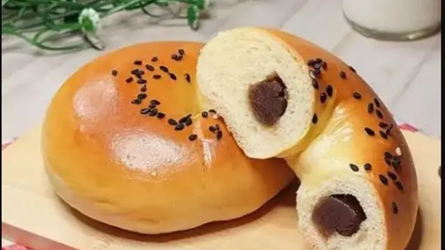 Roti isi kacang merah