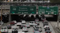 Suasana arus lalu lintas di State Route 110, Los Angeles, California, AS, Selasa (21/2). INRIX, sebuah lembaga penganalisa data kemacetan lalu lintas menyatakan bahwa Los Angeles menjadi kota termacet di dunia. (AFP PHOTO/Justin Sullivan)