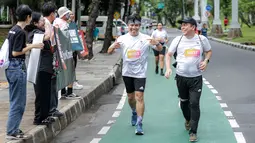 Sejumlah peserta dari berbagai daerah di Indonesia yang termasuk tokoh media, jurnalis senior, dan pimpinan redaksi media nasional berlomba pada ajang Run for Journalism 2025 yang berlangsung di Unika Atma Jaya, Jakarta, Minggu (16/11/2025). (Bola.com/Bagaskara Lazuardi)