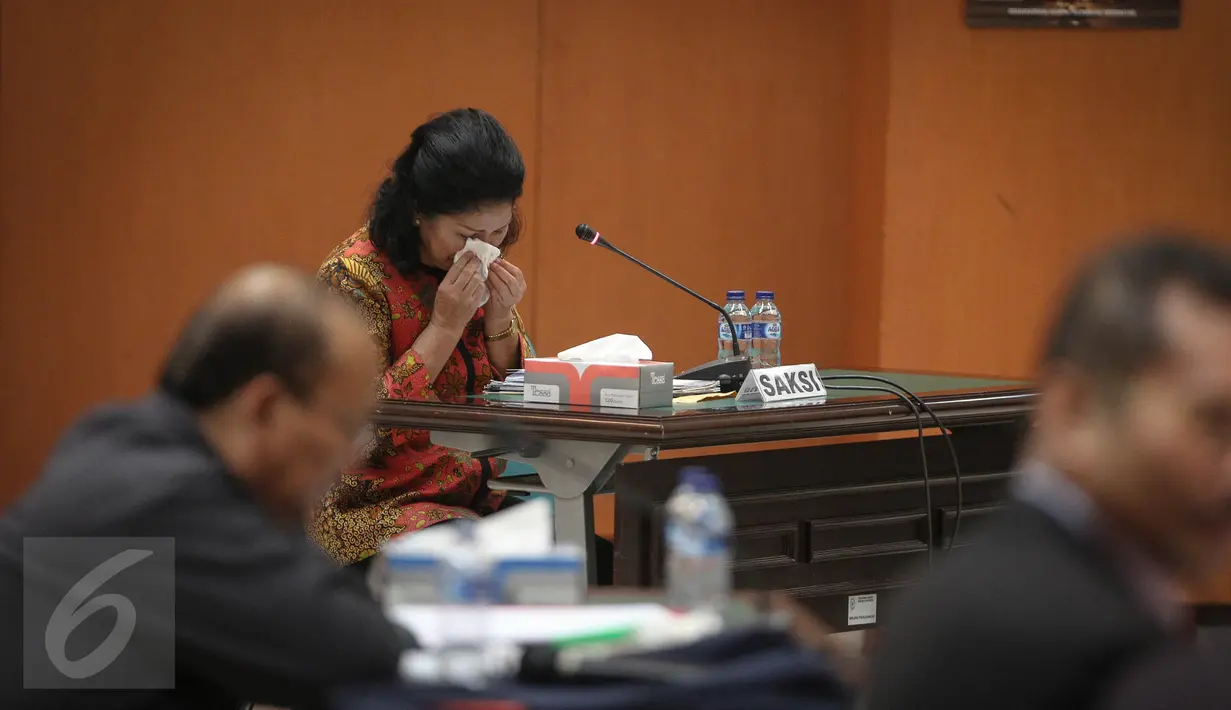 Elfida Pangaribuan menangis saat hadir bersaksi membela suaminya, hakim Pangeran Napitupulu dalam persidangan di Majelis Kehormatan Hakim (MKH) , Jakarta, Rabu (4/1). (Liputan6.com/Faizal Fanani)
