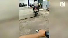 Terciduk, pak polisi kasih sein kanan tapi malah belok kiri.