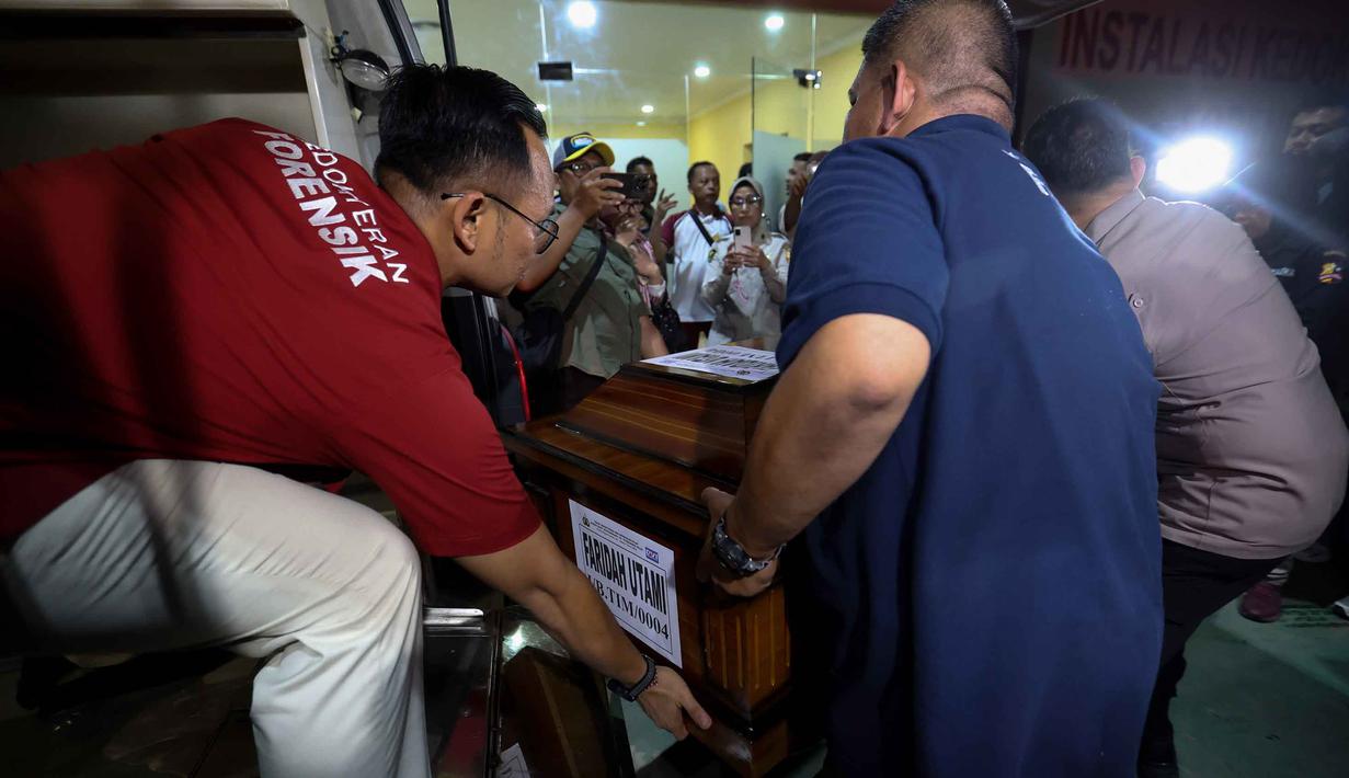 Petugas mengangkat peti jenazah salah satu korban kecelakaan kereta api, yang melibatkan KA Argo Bromo Anggrek dan KRL Commuter Line di Stasiun Bekasi Timur, usai diidentifikasi di Rumah Sakit Polri Kramat Jati, Jakarta Timur, Selasa (28/4/2026). (Kapanlagi.com/Budy Santoso)