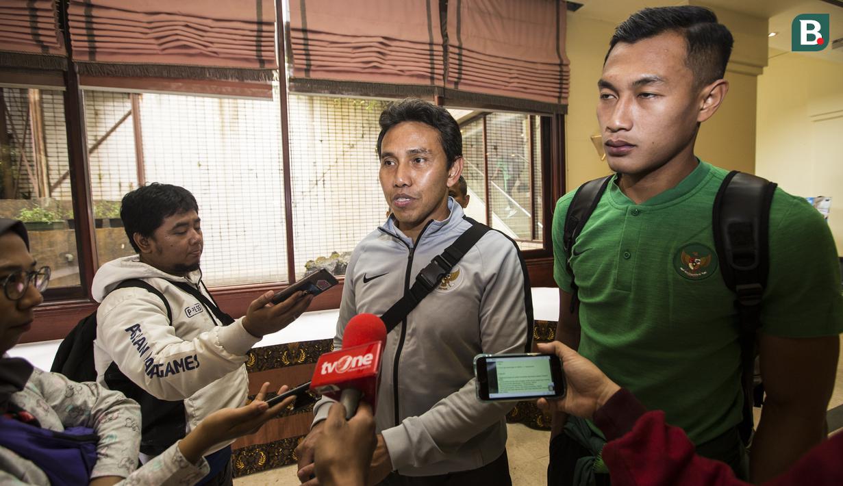 Pelatih Timnas Indonesia, Bima Sakti, didampingi Hansamu Yama sebelum ke Bandara Soetta dari Hotel Sultan, Jakarta, Rabu (14/11). Timnas Indonesia akan berangkat ke Thailand untuk laga Piala AFF 2018. (Bola.com/Vitalis Yogi Trisna)