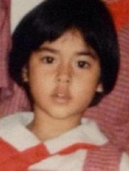 Raisa kecil sukses bikin para penggemarnya pangling. Sedari SD, Raisa memang sudah dianugerahi paras cantik. Foto lawas Raisa ini curi perhatian karena menampilkan Raisa dengan rambut bob pendek sebahu yang menambah kesan imut dari pelantun lagu Mantan Terindah. (Liputan6.com/IG/lalamarionmj)