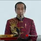 Presiden Joko Widodo atau Jokowi mengenakan kemeja batik Sawunggaling rancangan Anne Avantie dalam rangka perayaan Imlek 2021. (Tangkapan Layar Instagram @anneavantieheart/https://www.instagram.com/p/CLgKzWSjlgD/)