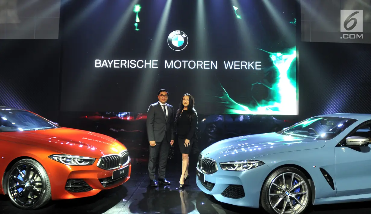Vice President of Corporate Communications BMW Group Indonesia Jodie O'tania (kanan) bersama Vice President of Sales BMW Indonesia Bayu Riyanto foto bersama saat peluncuran all new BMW Seri 8 Coupe di Jakarta, Jumat (17/5/2019). (Liputan6.com/HO/Dani)