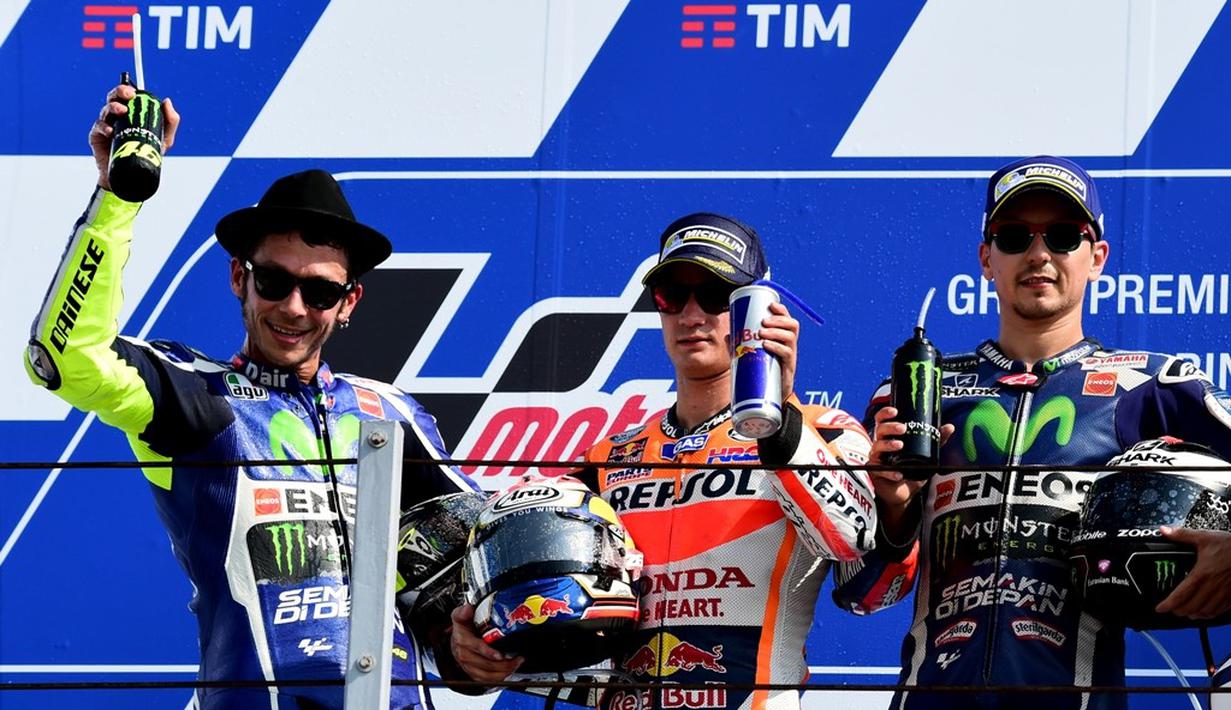 Sang juara, Dani Pedrosa, diapit Valentino Rossi (kiri) dan Jorge Lorenzo yang berada di peringkat kedua dan ketiga MotoGP San Marino di Sirkuit Misano, Minggu (11/9/2016). (AFP/Giuseppe Cacace))