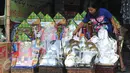Pedagang merapikan parcel Lebaran dagangannya di kawasan Cikini, Jakarta, Selasa (7/7/2015). Menjelang Lebaran, penjualan parcel yang biasanya meningkat justru mengalami penurunan. (Liputan6.com/Herman Zakharia)