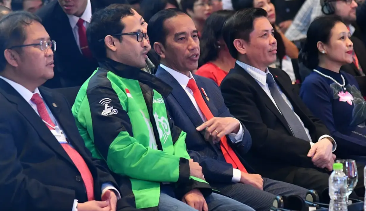 Presiden Jokowi berbincang dengan CEO Go-Jek, Nadiem Makarim saat peluncuran aplikasi Go-Viet di Hanoi, Rabu (12/9). Goviet merupakan produk aplikasi penyedia jasa transportasi di Vietnam yang berkolaborasi dengan Goje. (Liputan6.com/HO/Biro Pers Setpres)