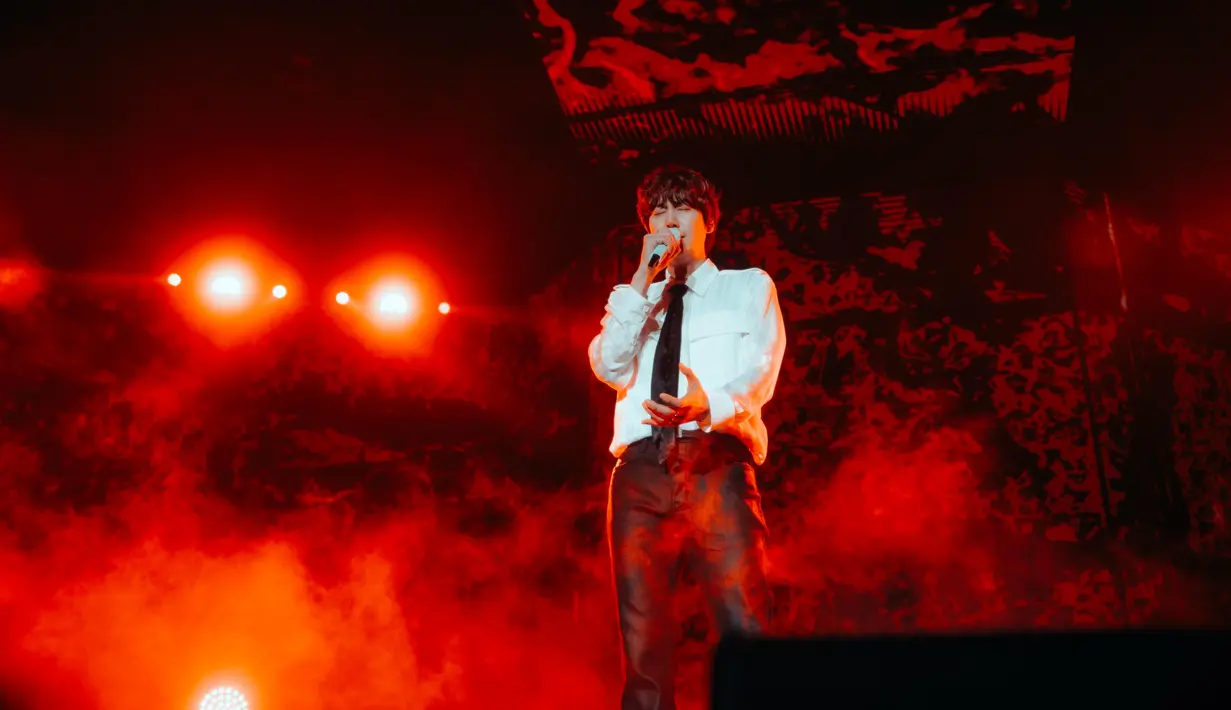 Kyuhyun di konser "Restart" di Tennis Indoor, Jakarta, Sabtu (18/5/2024). [Foto: Istimewa]