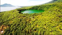 Danau Tolire di Ternate, Maluku Utara.&nbsp; foto: Instagram @rzdj07