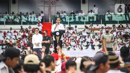 Presiden Joko Widodo menyapa relawan saat menghadiri acara Gerakan Nusantara Bersatu: Satu Komando Untuk Indonesia di Stadion Utama Gelora Bung Karno, Jakarta, Sabtu (26/11/2022). Gerakan Nusantara Bersatu dari berbagai elemen relawan Jokowi itu untuk menyelaraskan persepsi barisan satu komando di bawah arahan Presiden Joko Widodo. (Liputan6.com/Faizal Fanani)