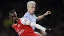 Penyerang Arsenal, Nicolas Pepe mengontrol bola dari kawalan pemain Leeds United, Ezgjan Alioski pada pertandingan Piala FA di Emirates Stadium, Inggris (6/1/2019). Arsenal menang tipis 1-0 atas Leeds. (AP Photo/Kirsty Wigglesworth)