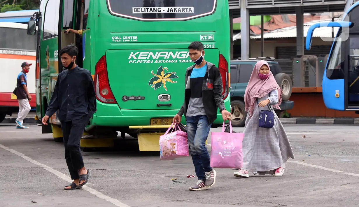 Sejumlah calon penumpang berjalan membawa barang bawaan di Terminal Kalideres, Jakarta, Minggu (22/12/2020). Menjelang Natal dan Tahun Baru 2021, Terminal Kalideres terpantau ramai. (Liputan6.com/Angga Yuniar)