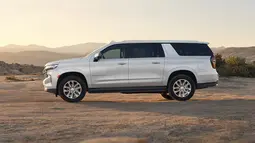 Chevrolet Suburban memiliki tampilan samping yang serupa dengan GMC yukon. Mobil ini memiliki desain keren dengan salah satu pilar belakang yang terlihat tidak menyentuh atap sehingga membuat konsep mengambang. Mobil ini berjalan diatas roda besar berukuran 22 inci. (Source: chevrolet.com)