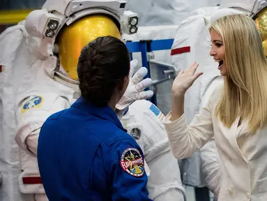 Penasihat Gedung Putih Ivanka Trump menyapa petugas yang mengenakan baju astronot saat mendengarkan penjelasan astronot Nicole Mann ketika berkeliling kantor NASA di Johnson Space Center, Texas, AS (20/9). (Brett Coomer/Houston Chronicle via AP)
