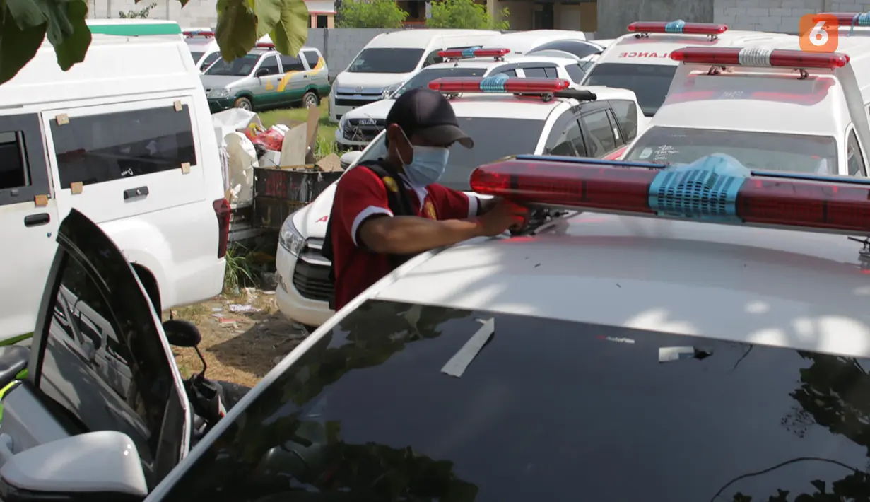 Pekerja menyelesaikan pemasangan lampu sirene mobil ambulans di Babelan, Kabupaten Bekasi, Jawa Barat, Minggu (27/9/2020). Perakitan mobil ambulans meningkat 100 persen menjadi 700 unit saat pandemi COVID-19 dengan harga Rp 20 juta hingga Rp 1,5 milliar. (Liputan6.com/Herman Zakharia)
